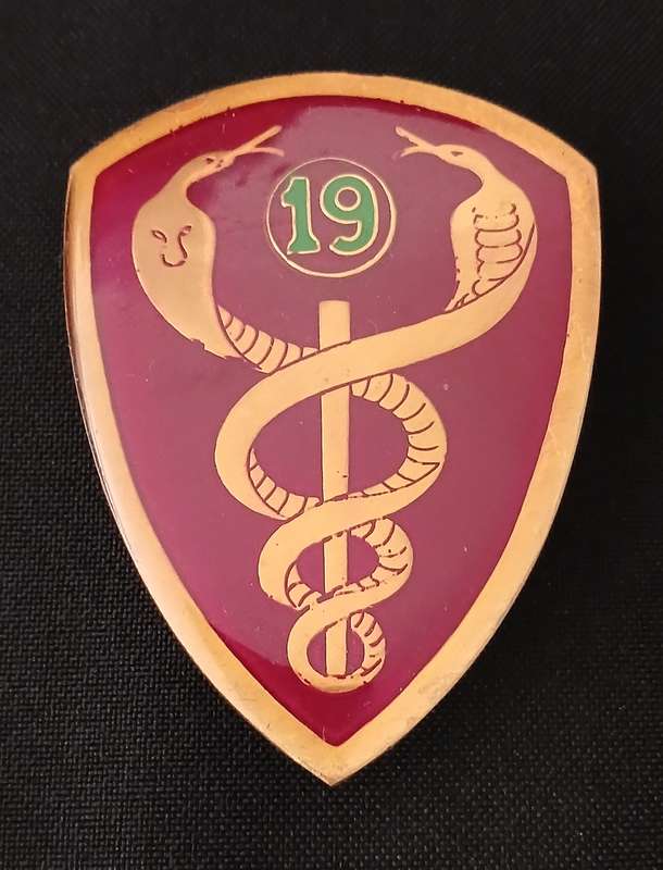 SADF -- SAMS  19 FIELD AMBULANCE UNIT SOULDER FLASH       ( 3 PINS REPAIRED )          L158