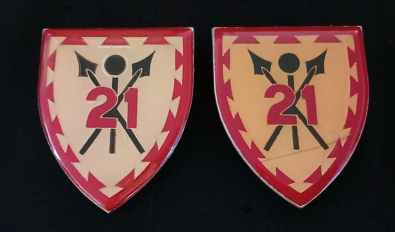 21 SOUTH AFRICAN INFANTRY BATTALION SHOULDER FLASH PAIR  ( 4 PINS REPAIRED Note )         L171