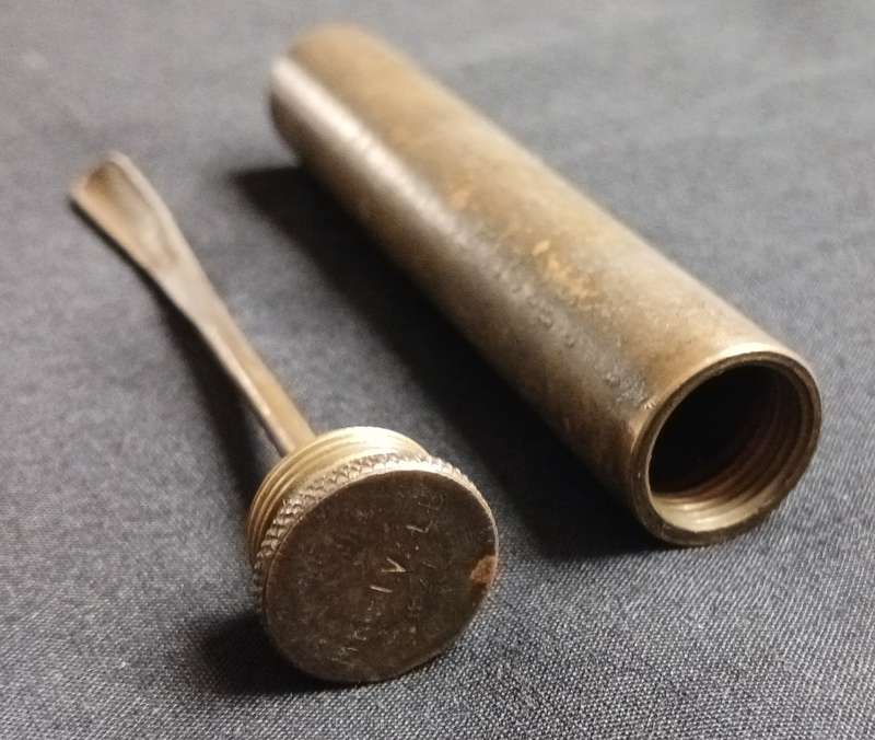 LEE ENFIELD OILER / OIL BOTTLE  MK. IV. LB  14 U ARROW -- ON OLILER MARKED A G E C             L192