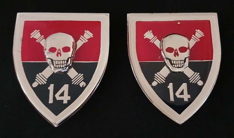 SADF 14 FIELD ARTILLERY REGIMENT SHOULDER FLASH PAIR ( SKULL MOUNTED ON TOP ) ---- ERROR SILVER  E4