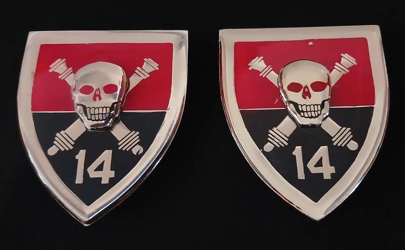 SADF 14 FIELD ARTILLERY REGIMENT SHOULDER FLASH PAIR ( SKULL MOUNTED ON TOP ) ---- ERROR SILVER  E4