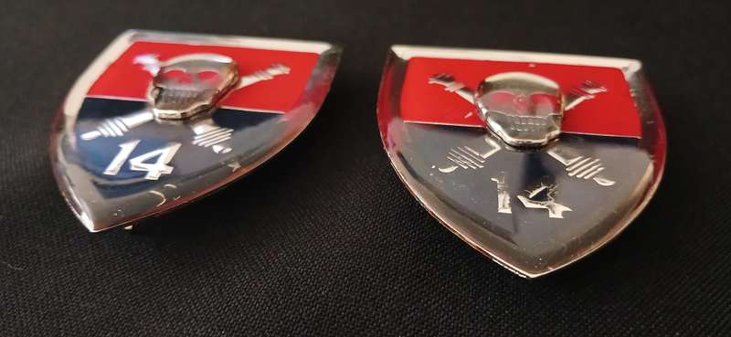 SADF 14 FIELD ARTILLERY REGIMENT SHOULDER FLASH PAIR ( SKULL MOUNTED ON TOP ) ---- ERROR SILVER  E4