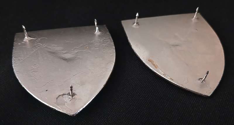 SADF 14 FIELD ARTILLERY REGIMENT SHOULDER FLASH PAIR ( SKULL MOUNTED ON TOP ) ---- ERROR SILVER  E4