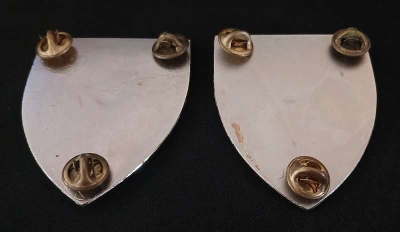 SADF 14 FIELD ARTILLERY REGIMENT SHOULDER FLASH PAIR ( SKULL MOUNTED ON TOP ) ---- ERROR SILVER  E4