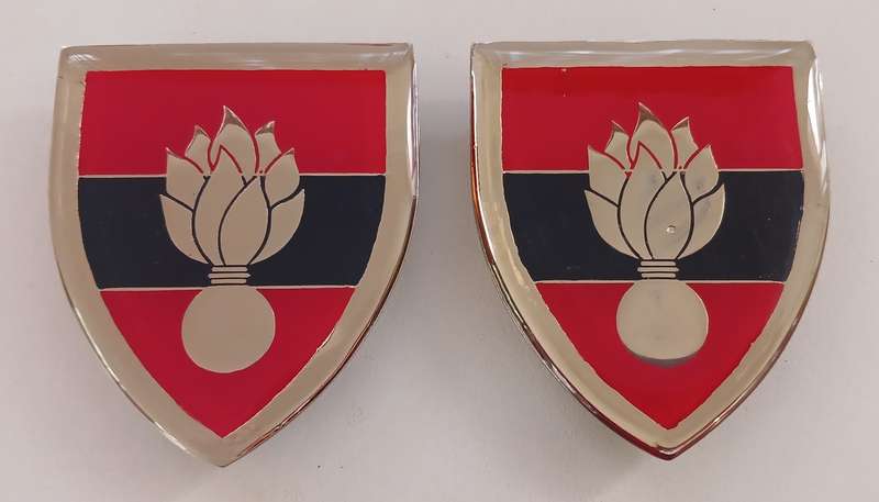 SADF  --- SCHOOL OF ENGINEERS SHOULDER FLASH PAIR  ( COLOUR ERROR SILVER )              E7