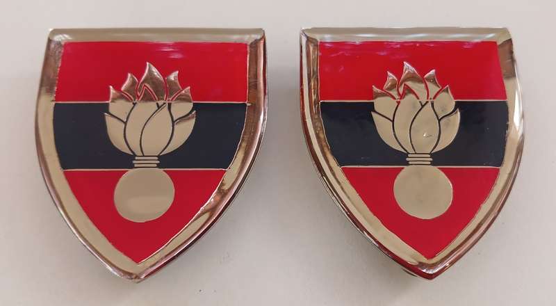 SADF  --- SCHOOL OF ENGINEERS SHOULDER FLASH PAIR  ( COLOUR ERROR SILVER )              E7