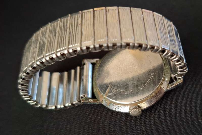 Vintage ELGIN Men's Wrist Watch   ( Working --- Note Condition At Back Plate )  * Starting @ R1 *