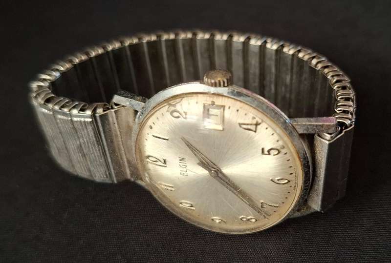 Vintage ELGIN Men's Wrist Watch   ( Working --- Note Condition At Back Plate )  * Starting @ R1 *
