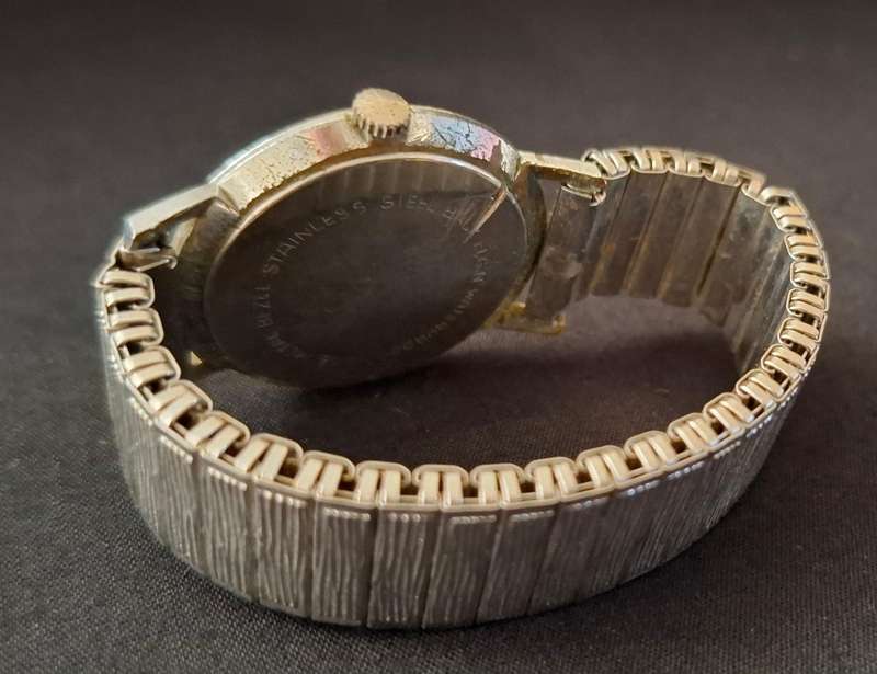 Vintage ELGIN Men's Wrist Watch   ( Working --- Note Condition At Back Plate )  * Starting @ R1 *