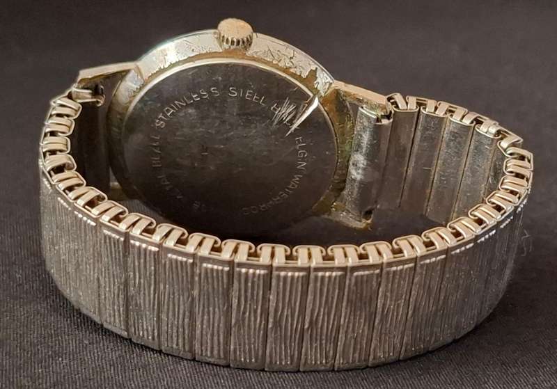 Vintage ELGIN Men's Wrist Watch   ( Working --- Note Condition At Back Plate )  * Starting @ R1 *