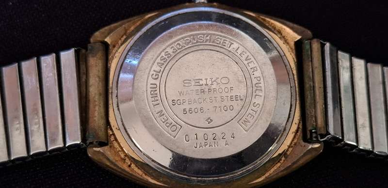 SEIKO Vintage Men's Watch --- Working --- But For SPARES -- Strap Broken  ( Note Condition )