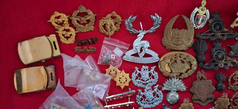 MIX LOT OF MILITARY BADGES  ------ ( 125 Badges ) Pins And Lugs Intact