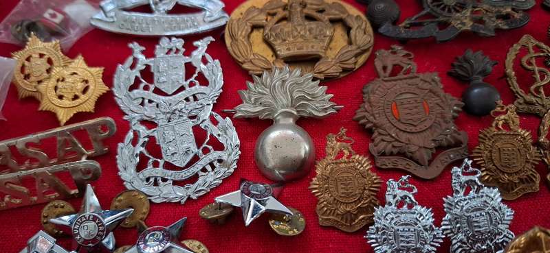 MIX LOT OF MILITARY BADGES  ------ ( 125 Badges ) Pins And Lugs Intact