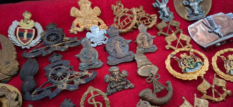 MIX LOT OF MILITARY BADGES  ------ ( 125 Badges ) Pins And Lugs Intact