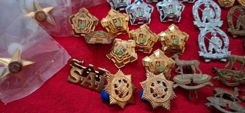 MIX LOT OF MILITARY BADGES  ------ ( 125 Badges ) Pins And Lugs Intact