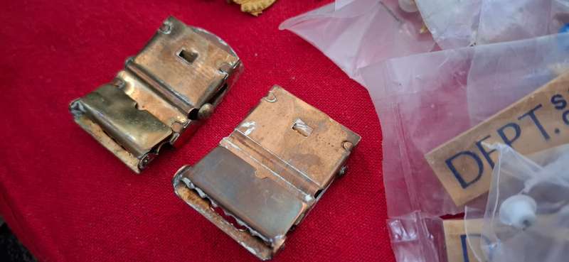 MIX LOT OF MILITARY BADGES  ------ ( 125 Badges ) Pins And Lugs Intact
