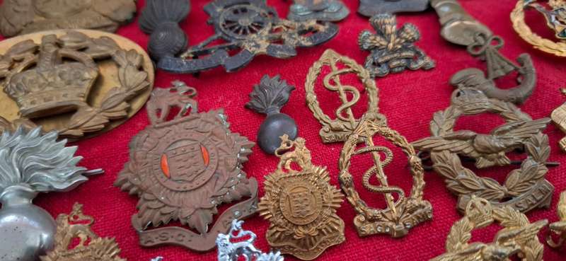 MIX LOT OF MILITARY BADGES  ------ ( 125 Badges ) Pins And Lugs Intact