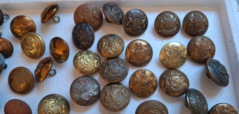 Mix Lot Of 140 Military Buttons  Various Sizes    ---- One Bid For The Lot ---
