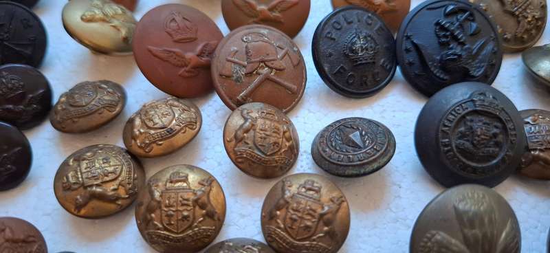 Mix Lot Of 140 Military Buttons  Various Sizes    ---- One Bid For The Lot ---