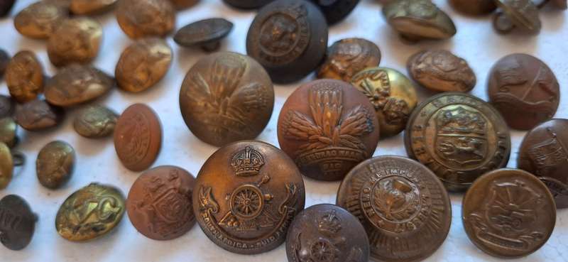 Mix Lot Of 140 Military Buttons  Various Sizes    ---- One Bid For The Lot ---