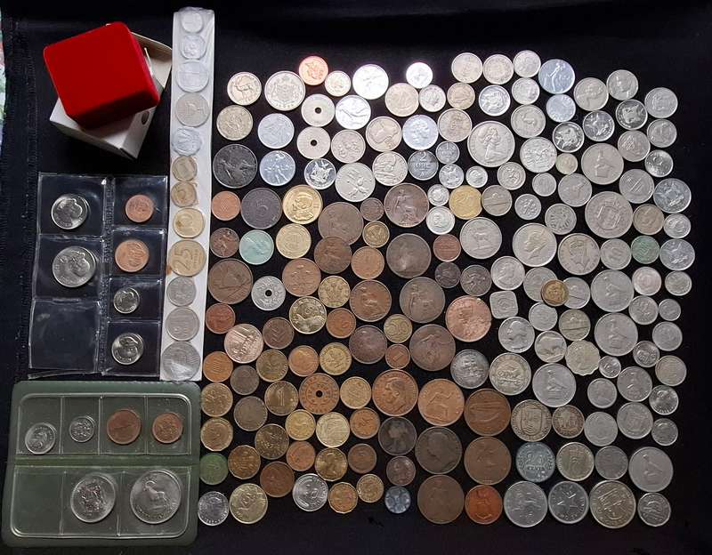WORLD COIN MIX ---- 200 Coins ----- VERY NICE LOT -----ONE BID FOR THE LOT   ** Starting @ R1 **