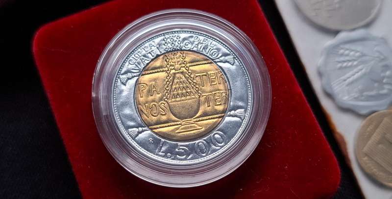 WORLD COIN MIX ---- 200 Coins ----- VERY NICE LOT -----ONE BID FOR THE LOT   ** Starting @ R1 **