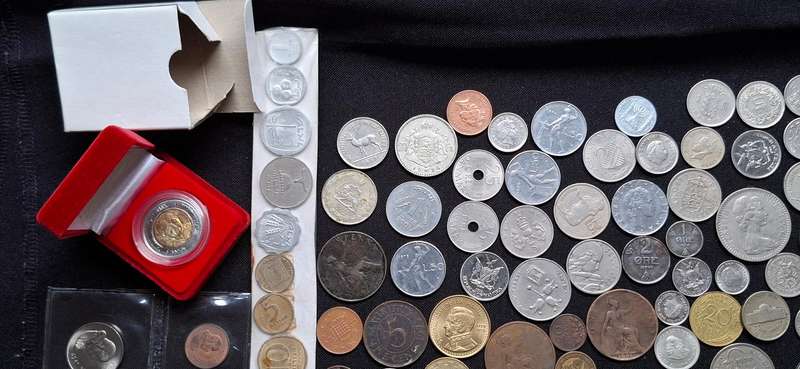 WORLD COIN MIX ---- 200 Coins ----- VERY NICE LOT -----ONE BID FOR THE LOT   ** Starting @ R1 **
