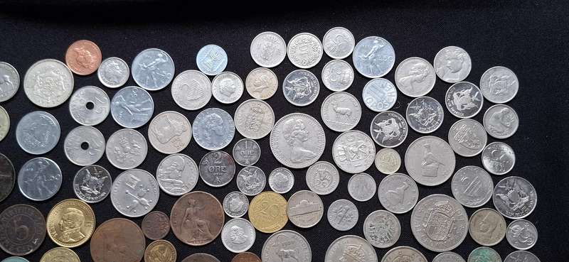 WORLD COIN MIX ---- 200 Coins ----- VERY NICE LOT -----ONE BID FOR THE LOT   ** Starting @ R1 **