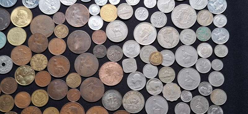 WORLD COIN MIX ---- 200 Coins ----- VERY NICE LOT -----ONE BID FOR THE LOT   ** Starting @ R1 **