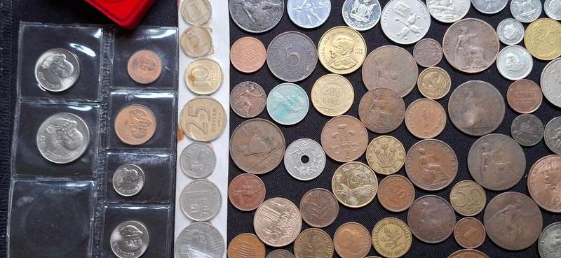 WORLD COIN MIX ---- 200 Coins ----- VERY NICE LOT -----ONE BID FOR THE LOT   ** Starting @ R1 **