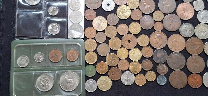 WORLD COIN MIX ---- 200 Coins ----- VERY NICE LOT -----ONE BID FOR THE LOT   ** Starting @ R1 **