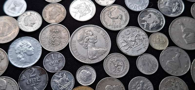 WORLD COIN MIX ---- 200 Coins ----- VERY NICE LOT -----ONE BID FOR THE LOT   ** Starting @ R1 **