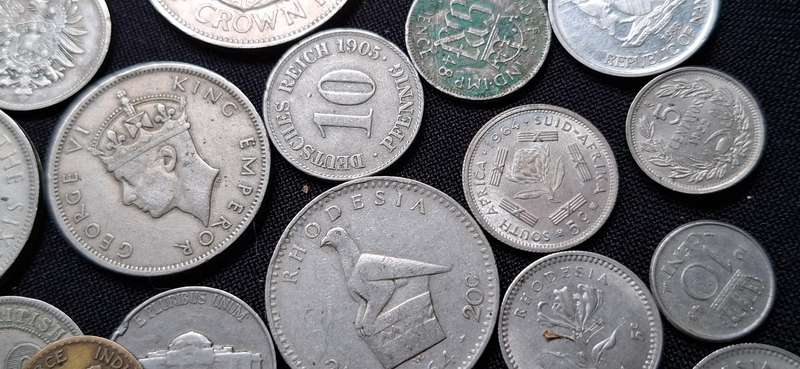 WORLD COIN MIX ---- 200 Coins ----- VERY NICE LOT -----ONE BID FOR THE LOT   ** Starting @ R1 **