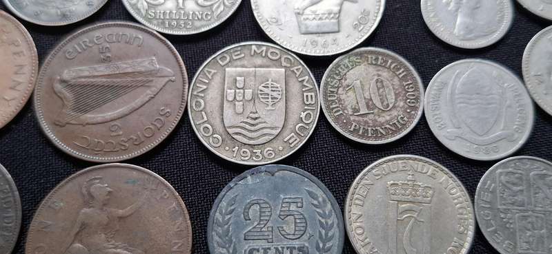 WORLD COIN MIX ---- 200 Coins ----- VERY NICE LOT -----ONE BID FOR THE LOT   ** Starting @ R1 **