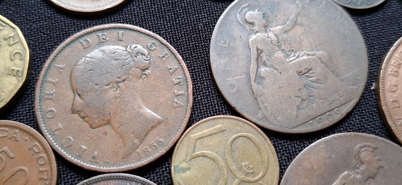 WORLD COIN MIX ---- 200 Coins ----- VERY NICE LOT -----ONE BID FOR THE LOT   ** Starting @ R1 **