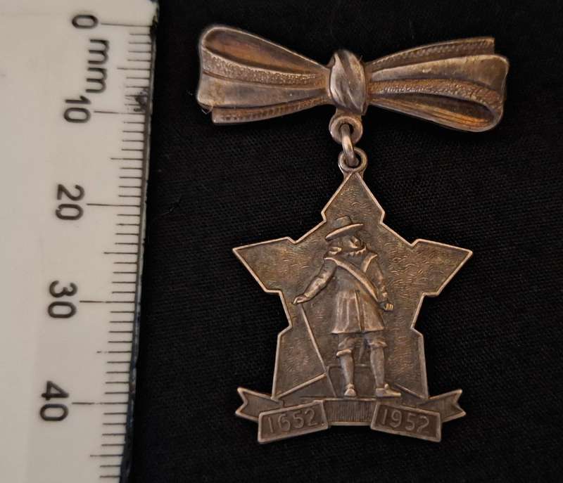 VINTAGE Sterling Silver JAN VAN RIEBEECK BROOCH 1652 - 1952   "" STUNNING ""            E112