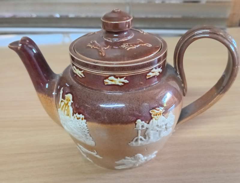 Small Doulton lambeth teapot