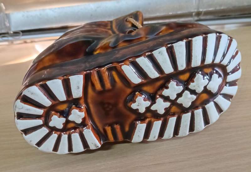 Shoe ashtray