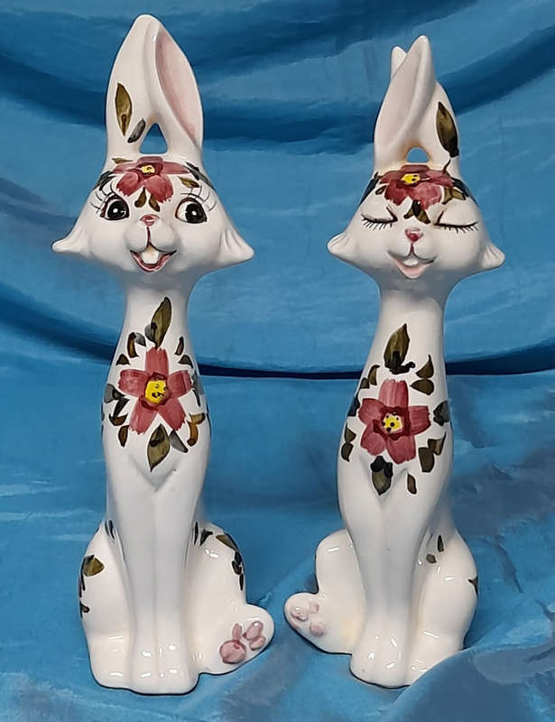 Bunny salt and pepper figurine set