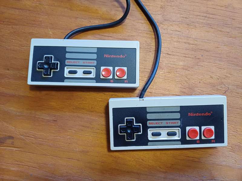 2x Original NES controllers NES-004 (US Controllers)
