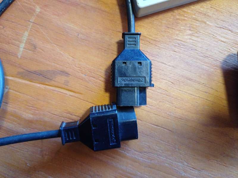 2x Original NES controllers NES-004 (US Controllers)