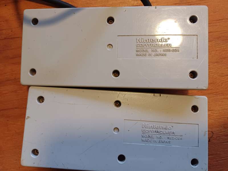 2x Original NES controllers NES-004 (US Controllers)