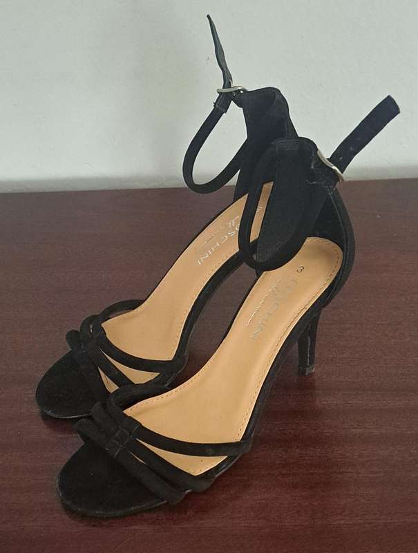 Size 3 Ladies Foschini heel shoes