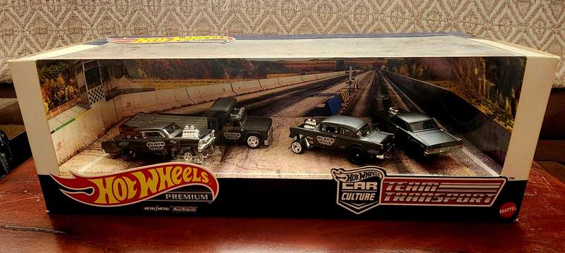 Hot Wheels Premium > Team Transport - Black Hole Racing