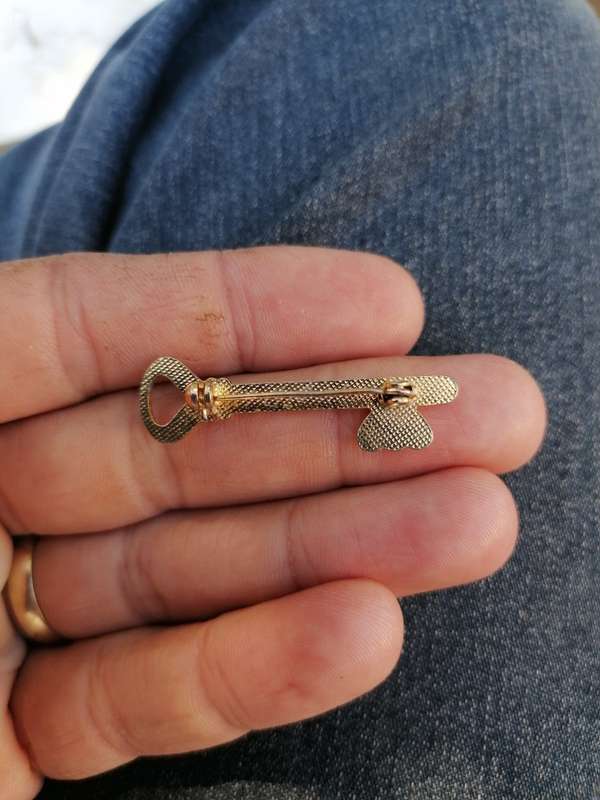 Key pin brooch