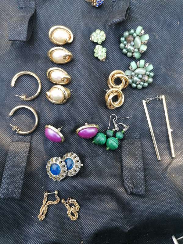 Vintage earrings. Price for the lot