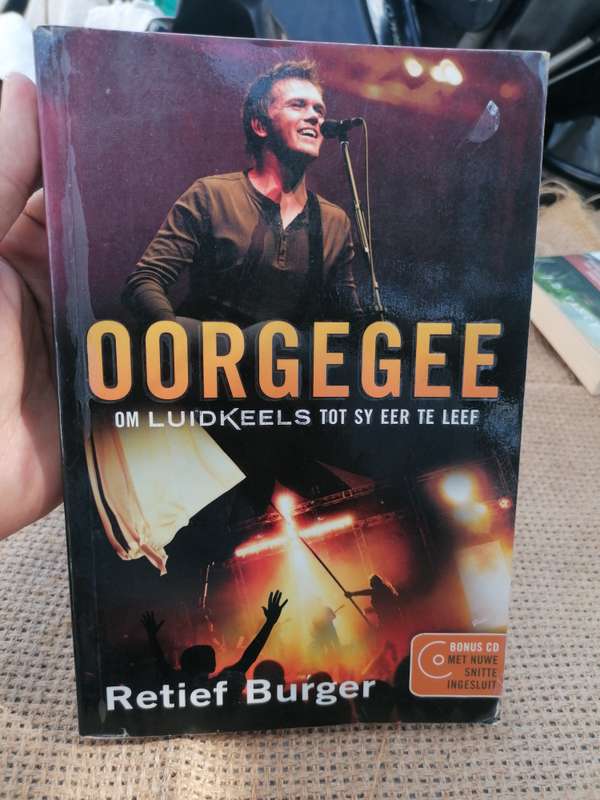 OORGEGEE: Om Luidkeels tot Sy Eer te Leef : Retief Burger. Geen cd
