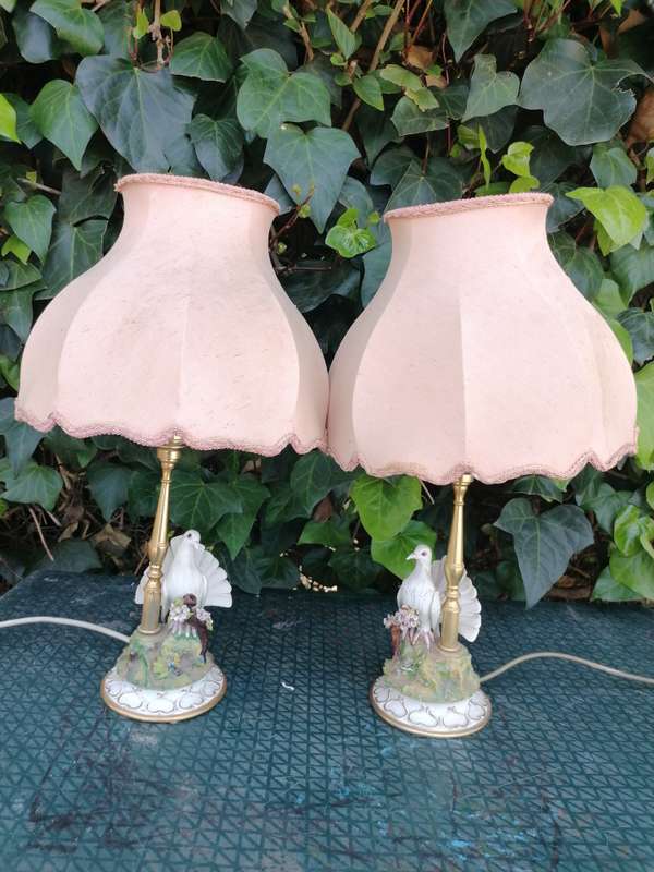 STUNNING PAIR OF CAPODIMONTE PORCELAIN DOVE TABLE LAMPS