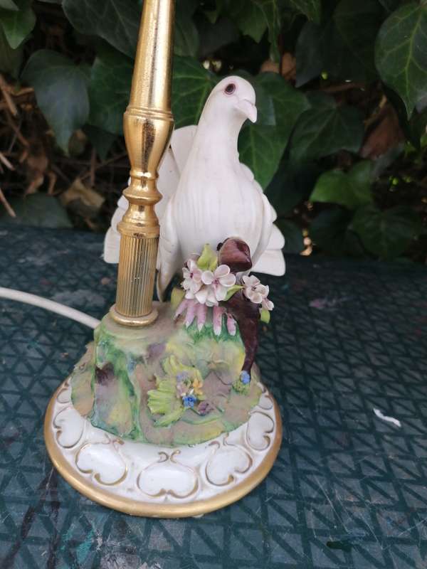 STUNNING PAIR OF CAPODIMONTE PORCELAIN DOVE TABLE LAMPS