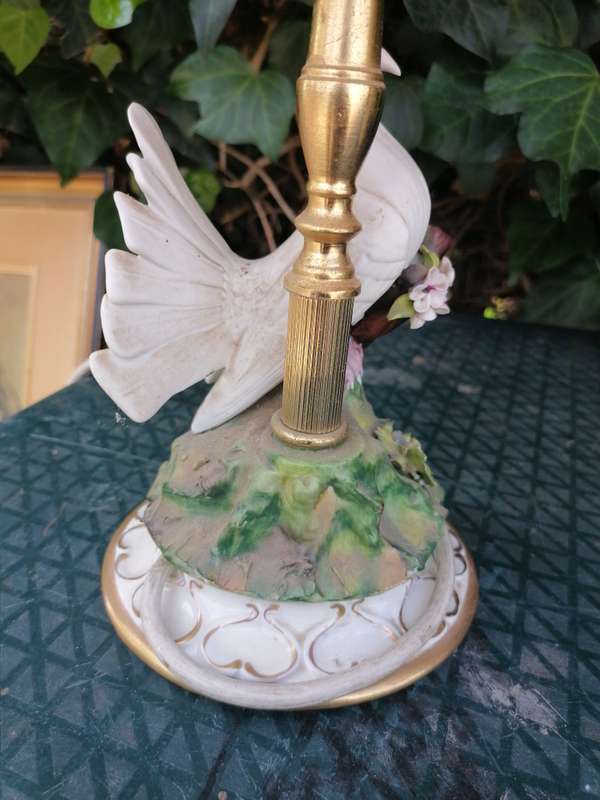 STUNNING PAIR OF CAPODIMONTE PORCELAIN DOVE TABLE LAMPS